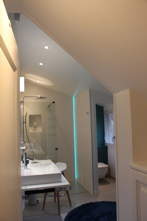 Large modern bathroom