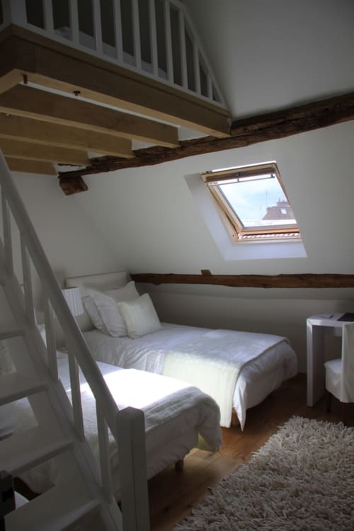 White room, uncluttered