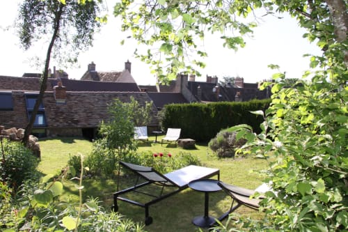 Jardin fleuri et verdoyant 