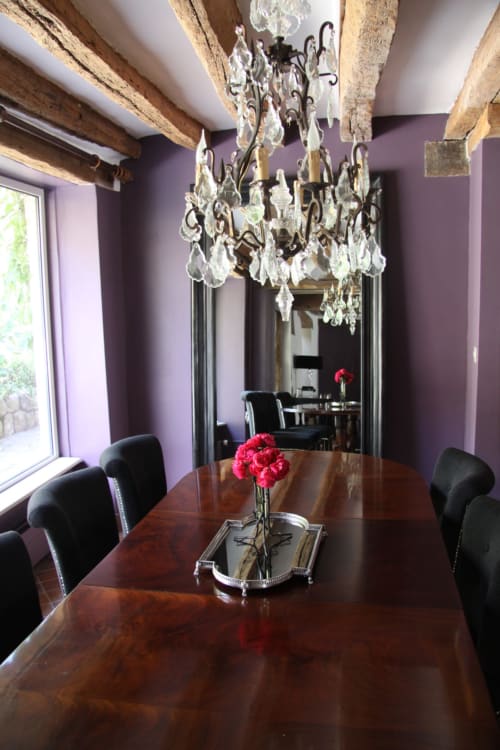 Table en bois avec lustre en cristal