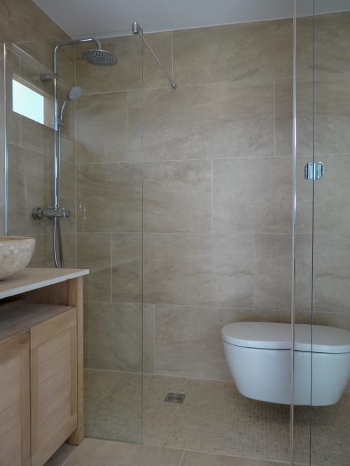 chambre en location à digne-les-bains - séjourner en Provence - location d'appartement dans le sud - grimaud - douche à l'italienne privée en provence