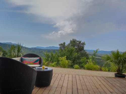 terrasse avec vue sur la vallée -vacances à digne-les-bains -séjourner en Provence - location d'appartement grimaud