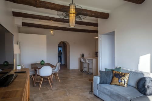 chambre et salon en location à digne-les-bains - séjourner en Provence - location d'appartement dans le sud - grimaud