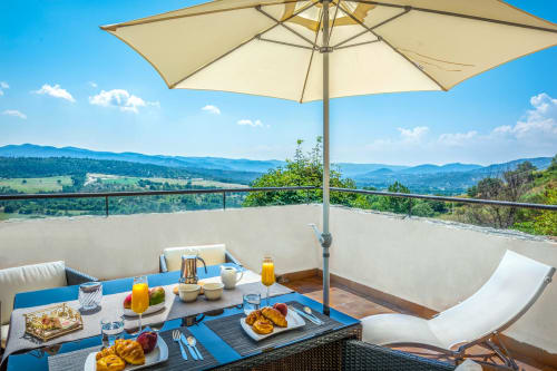 terrasse avec vue sur la vallée en provence - vacances et sejour à digne-les-bains - location d'appartement grimaud - week-end avec petit-déjeuner dans le sud