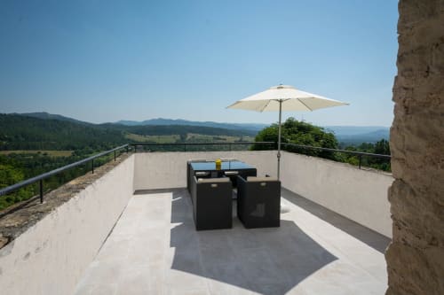 terrasse avec vue sur la vallée à digne-les-bains - vacances et séjour en Provence - location d'appartement grimaud