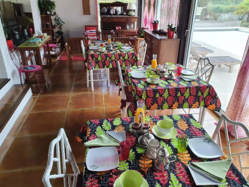 Table. Domaine de Millox. Bed and Breakfast. Basque Country. Landes.