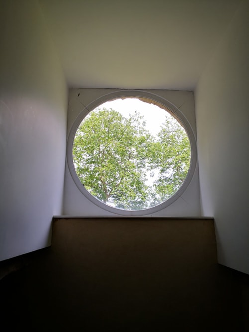 Fenêtre. Château de Vaux. Gîte de charme. Gesnes le Gandelin. Sarthe. 200 km de Paris.