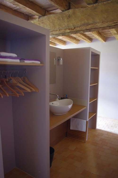 Penderie. Château de Vaux. Gîte de charme. Gesnes le Gandelin. Sarthe. 200 km de Paris.