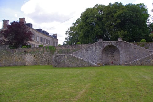 Pelouse. Château de Vaux. Gîte de charme. Gesnes le Gandelin. Sarthe. 200 km de Paris.