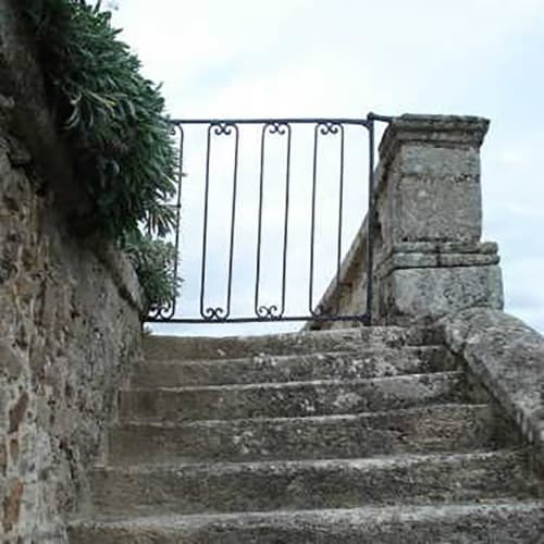Escaliers. Château de Vaux. Gîte de charme. Gesnes le Gandelin. Sarthe. 200 km de Paris.