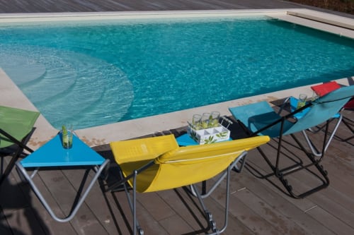 chaises longues multicouleurs - d'un jour à l'autre
