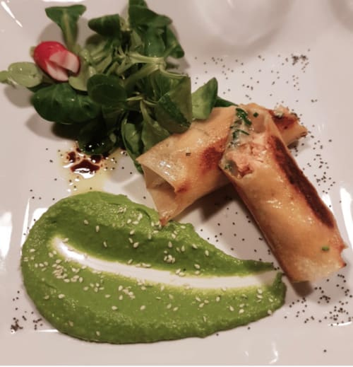 Élégante mise en assiette à La Bageatière : foie gras, coulis vert, radis et microherbes sur porcelaine blanche