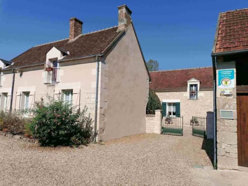 entrée de la propriété par le parking gratuit, devant les chambres familiales et la cuisine des hôtes mise à disposition Chambres d'hôtes Traînefeuilles