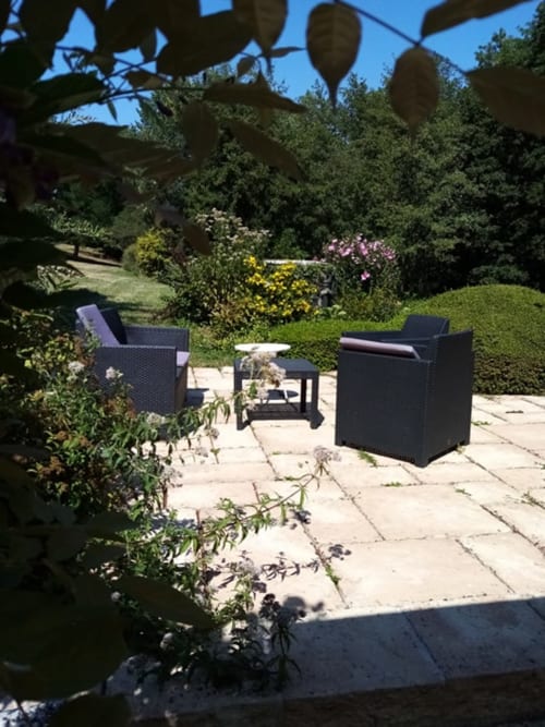 salon de jardin sur terrasse près de la piscine à Traînefeuilles apéritifs détente espace 