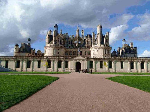 façade du château de Chambord à 30minutes de Traînefeuilles visite insolite conseillée