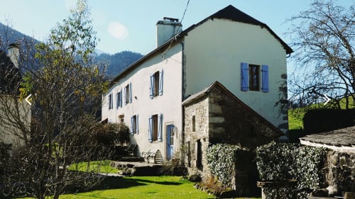 Accomodations. Refuge out of the city. Gîtes. Pyrenees. Ossau valley.