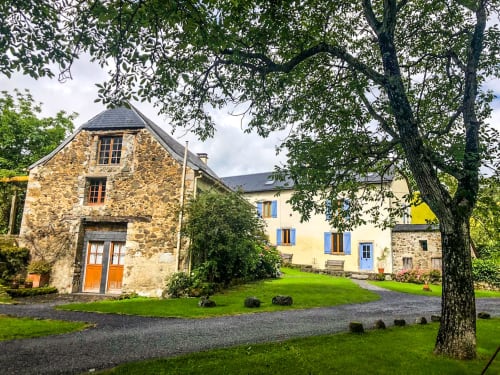 Property. Refuge out of the city. Gîtes. Pyrenees. Ossau valley.