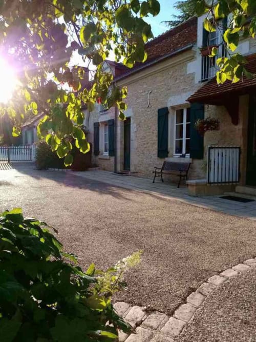Cour au cœur de Traînefeuilles rayon de soleil maison en pierres