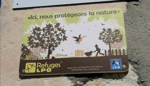 pancarte refuge LPO Ligue Protection des Oiseaux protection biodiversité engagement moral installation de nichoirs et mangeoires pour oiseaux et hérissons