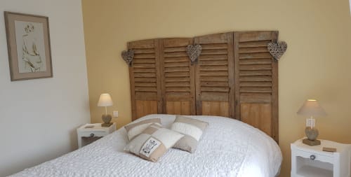 Chambre douillette à La Maison Virginie à Montargis avec literie blanche, tête de lit en bois et décor rustique