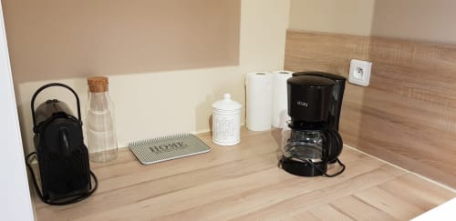 Cafetière et équipements de cuisine dans l'appartement La Vie en Rose de La Maison Virginie B&B, Montargis