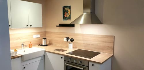 Kitchenette moderne de l'appartement La Vie en Rose à La Maison Virginie B&B, Montargis, armoires blanches, plan de travail en bois