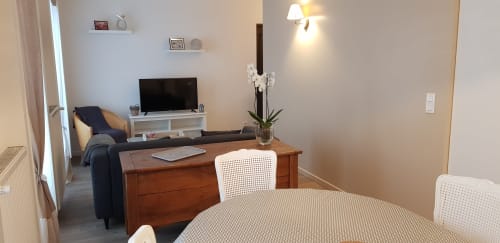 Appartement La Vie en Rose à La Maison Virginie B&B à Montargis avec salle à manger, TV, salon avec vue sur le jardin