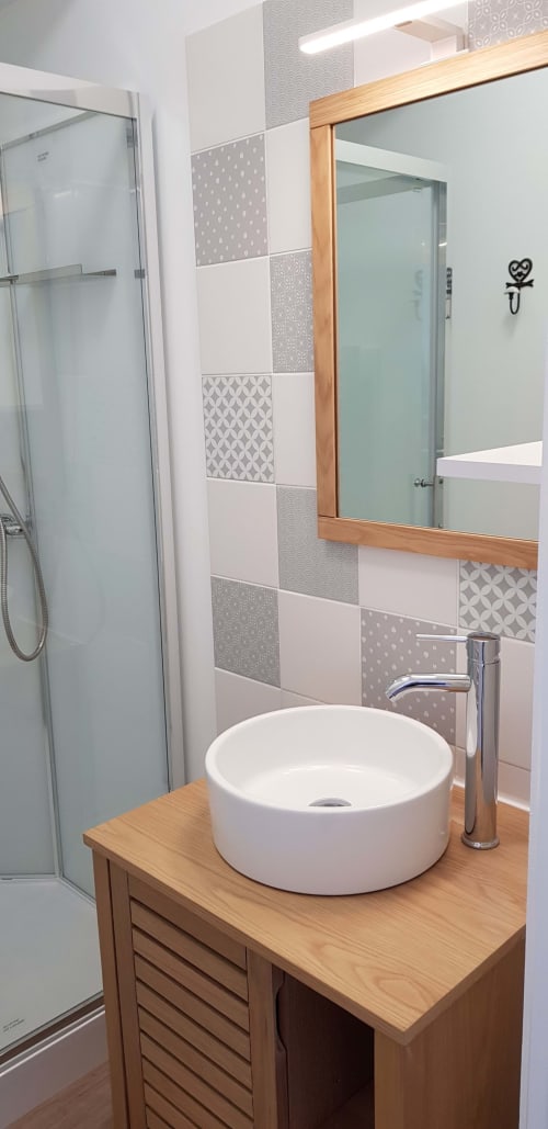 Salle de bain moderne de l'appartement La Vie en Rose à La Maison Virginie, Montargis, avec lavabo rond blanc sur meuble en bois