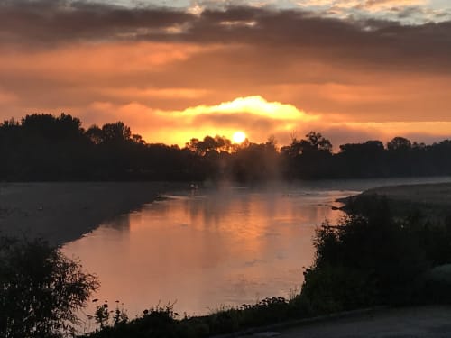 Le soleil se lève sur la Loire, vue exceptionnelle du grand gite Logis Escale à Gennes