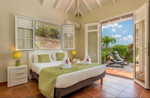 L'une des 3 chambre de Villa Azura donne directement sur la terrasse et la piscine.