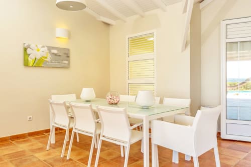 Le blanc du salon apporte toute la lumière à l'intérieur de Villa Azura en Martinique