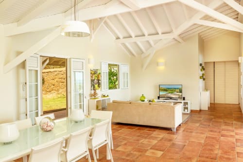 Le salon et son toit apparent typiquement créole offre à la Villa Azura cette touche de typicité pour un dépaysement total 