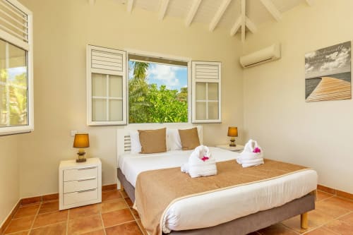 Les chambres lumineuses et aérées de la Villa Azura en Martinique proposent des lits Queen Size pour un confort optimal pendant vos vacances.
