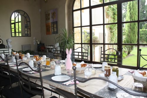 Table d'hôtes en mas des aromes-chambre et tables en Provence