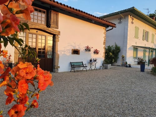 Les deux maisons du Domaine de Millox. Chambres d'hôtes. Pays Basque. Landes.