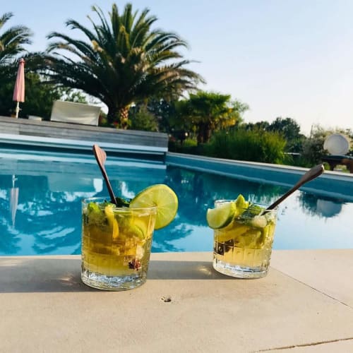 Apéritif: Ti punch aux bords de la piscine du Domaine de Millox. Chambres d'hôtes. Pays Basque. Landes.