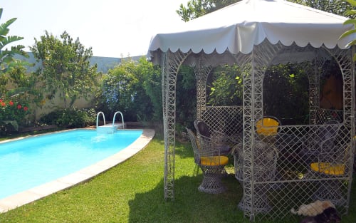 Relax by the pool !