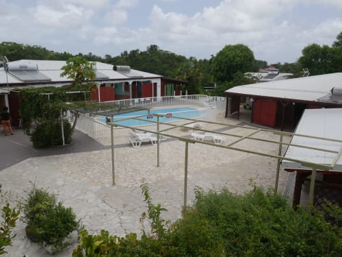Piscine. Résidence Les Terrasses de Boisvin. Les Abymes. Les Gîtes de l'Union. Locations d'appartements et chambres. Guadeloupe.
