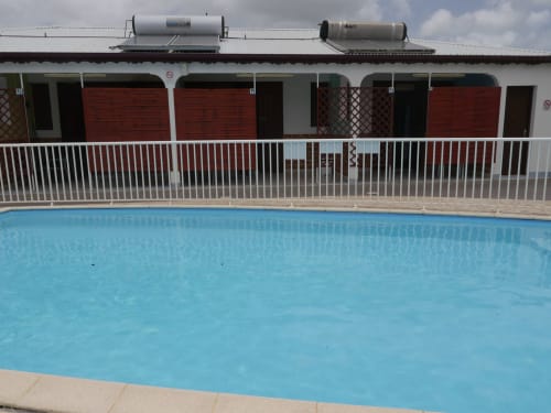 Piscine. Résidence Les Terrasses de Boisvin. Les Abymes. Les Gîtes de l'Union. Locations d'appartements et chambres. Guadeloupe.