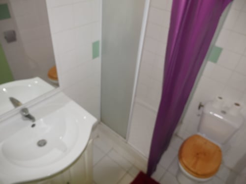 Salle de bain. Résidence Les Terrasses de Boisvin. Les Abymes. Les Gîtes de l'Union. Locations d'appartements et chambres. Guadeloupe.