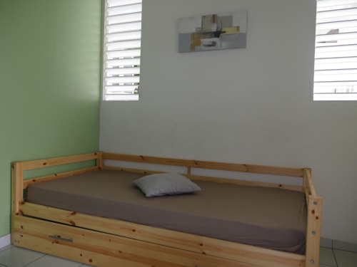 Lit simple. Résidence Les Terrasses de Boisvin. Les Abymes. Les Gîtes de l'Union. Locations d'appartements et chambres. Guadeloupe.
