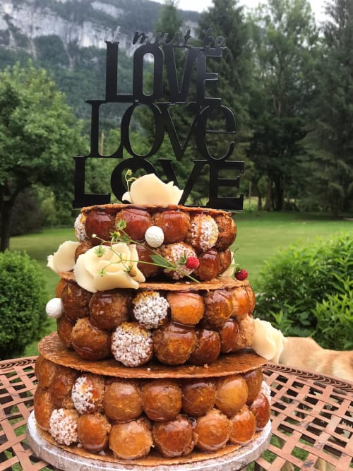 Élégant gâteau de mariage en pâte à choux avec décoration « LOVE » à La Bageatière, Lépin-le-Lac, dans un cadre de jardin.