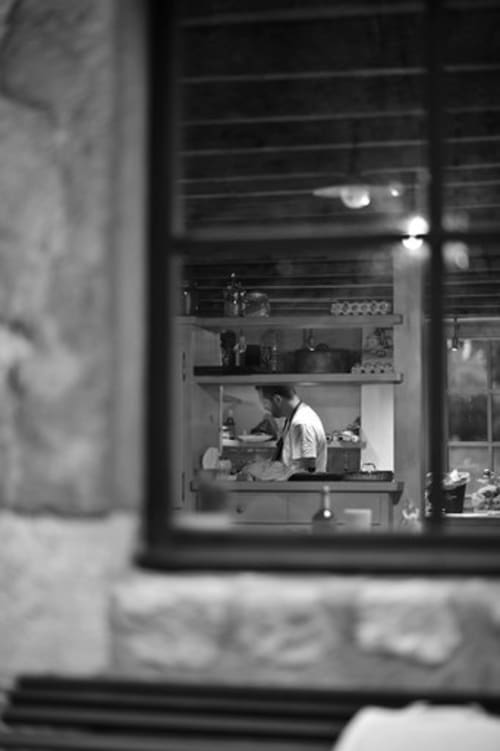 Chef préparant un repas à la cuisine de La Bageatière, gîte-chambres d'hôtes du Lépin-le-Lac