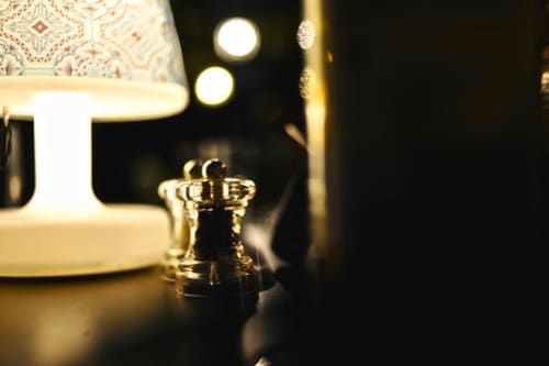 Élégante lampe de chevet et finial décoratif à La Bageatière, une charmante maison d'hôtes à Lépin-le-Lac