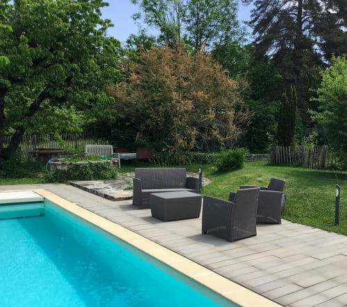 piscine avec salon de jardin - d'un jour à l'autre