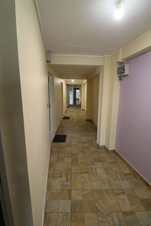 Couloir. Résidence Les Terrasses de Boisvin. Les Abymes. Les Gîtes de l'Union. Locations d'appartements et chambres. Guadeloupe.