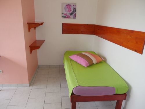 Lit simple. Résidence Les Terrasses de Boisvin. Les Abymes. Les Gîtes de l'Union. Locations d'appartements et chambres. Guadeloupe.