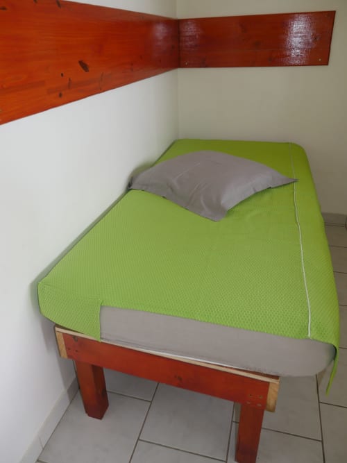Lit simple. Résidence Les Terrasses de Boisvin. Les Abymes. Les Gîtes de l'Union. Locations d'appartements et chambres. Guadeloupe.