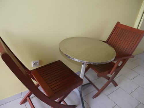 Table. Résidence Les Terrasses de Boisvin. Les Abymes. Les Gîtes de l'Union. Locations d'appartements et chambres. Guadeloupe.
