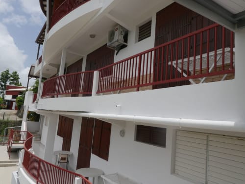 Façade. Résidence Les Terrasses de Boisvin. Les Abymes. Les Gîtes de l'Union. Locations d'appartements et chambres. Guadeloupe.